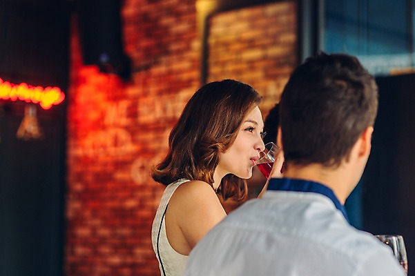 포토 JPG 백인 여자 남자 와인잔 실내 상반신 20대 성인 두명 옆모습 뒷모습 친구 레스토랑 와인 카페 한국인 마시기 청년만 성인만 국내포토 서양인 뷰포인트 술잔 관계 모션 주류 사람 동양인 청년 내부 상점 식당 파일형식