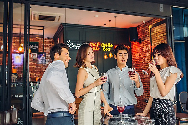 포토 JPG 백인 여자 남자 와인잔 실내 여러명 상반신 20대 성인 앞모습 옆모습 친구 레스토랑 와인 카페 한국인 마시기 청년만 성인만 국내포토 서양인 뷰포인트 다수 술잔 관계 모션 주류 사람 동양인 청년 내부 상점 식당 파일형식