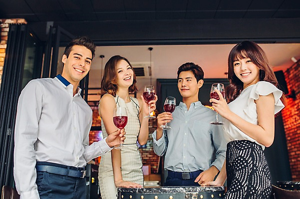 포토 JPG 백인 여자 남자 와인잔 실내 미소 여러명 상반신 20대 성인 앞모습 친구 레스토랑 와인 카페 한국인 청년만 성인만 국내포토 서양인 뷰포인트 다수 술잔 관계 주류 표정 사람 동양인 청년 내부 상점 식당 파일형식