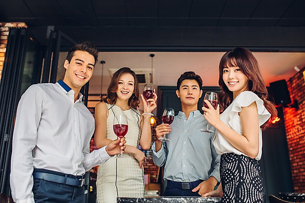 포토 JPG 백인 여자 남자 와인잔 실내 미소 여러명 상반신 20대 성인 앞모습 친구 레스토랑 와인 카페 한국인 청년만 성인만 국내포토 서양인 뷰포인트 다수 술잔 관계 주류 표정 사람 동양인 청년 내부 상점 식당 파일형식