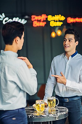 포토 JPG 백인 남자 생맥주 실내 서기 상반신 20대 성인 두명 앞모습 뒷모습 친구 한국인 가리킴 선술집 맥주잔 성인남자만 청년남자만 국내포토 서양인 뷰포인트 술잔 관계 모션 맥주 사람 동양인 손짓 청년 내부 술집 남자만 청년만 성인만 파일형식