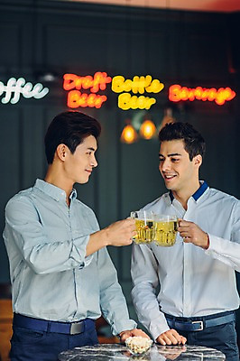 포토 JPG 백인 남자 생맥주 실내 서기 상반신 20대 성인 두명 앞모습 친구 한국인 선술집 건배 맥주잔 성인남자만 청년남자만 국내포토 서양인 뷰포인트 술잔 관계 모션 맥주 사람 동양인 청년 내부 술집 남자만 청년만 성인만 파일형식