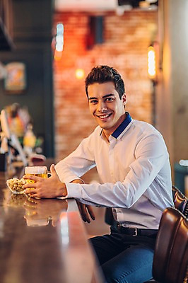 포토 JPG 백인 남자 생맥주 실내 한명 미소 앉기 상반신 20대 성인 옆모습 바 선술집 맥주잔 청년남자한명만 성인남자한명만 혼족 국내포토 서양인 1 뷰포인트 술잔 모션 맥주 표정 사람 청년 내부 술집 싱글라이프 남자한명만 성인남자만 청년남자만 파일형식