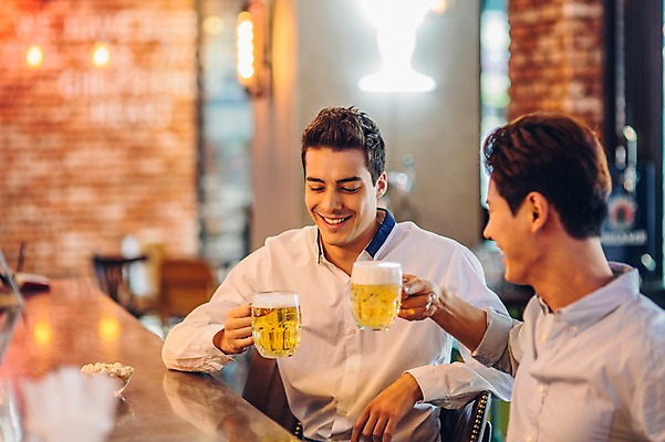 포토 JPG 백인 남자 생맥주 실내 미소 앉기 상반신 20대 성인 두명 친구 한국인 바 선술집 건배 맥주잔 성인남자만 청년남자만 국내포토 서양인 술잔 관계 모션 맥주 표정 사람 동양인 청년 내부 술집 남자만 청년만 성인만 파일형식