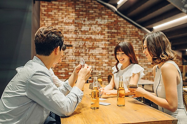 포토 JPG 백인 여자 남자 놀이 맥주 병맥주 실내 여러명 20대 성인 친구 한국인 게임 트럼프 선술집 포커 청년만 성인만 국내포토 서양인 다수 관계 주류 사람 동양인 청년 내부 놀이용품 술집 파일형식