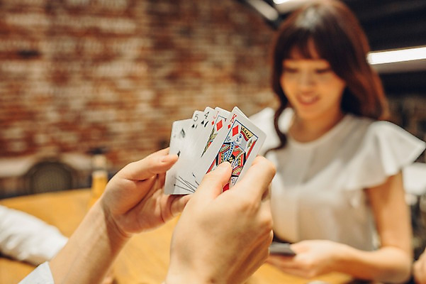 포토 JPG 손 여자 남자 놀이 실내 20대 성인 아웃포커스 신체부위 세명 한국인 게임 트럼프 선술집 포커 국내포토 촬영기법 사람 동양인 청년 내부 놀이용품 술집 파일형식