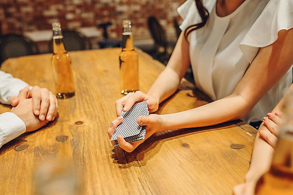 포토 JPG 백인 손 여자 남자 놀이 맥주 병맥주 실내 상반신 20대 성인 신체부위 세명 한국인 게임 트럼프 선술집 포커 섞기 국내포토 서양인 주류 사람 동양인 청년 내부 놀이용품 술집 파일형식