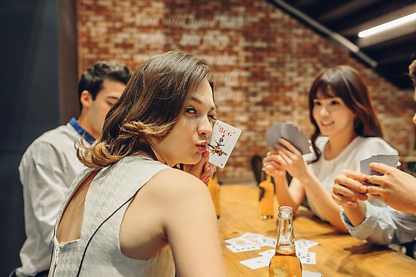 포토 JPG 백인 손 여자 남자 놀이 맥주 병맥주 실내 윙크 여러명 20대 성인 신체부위 친구 한국인 게임 트럼프 선술집 포커 입내밀기 청년만 성인만 국내포토 서양인 다수 관계 모션 주류 표정 사람 동양인 청년 내부 놀이용품 술집 파일형식