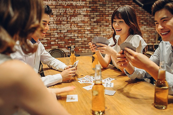 포토 JPG 백인 여자 남자 놀이 맥주 병맥주 실내 미소 여러명 20대 성인 친구 한국인 게임 트럼프 선술집 포커 청년만 성인만 국내포토 서양인 다수 관계 주류 표정 사람 동양인 청년 내부 놀이용품 술집 파일형식