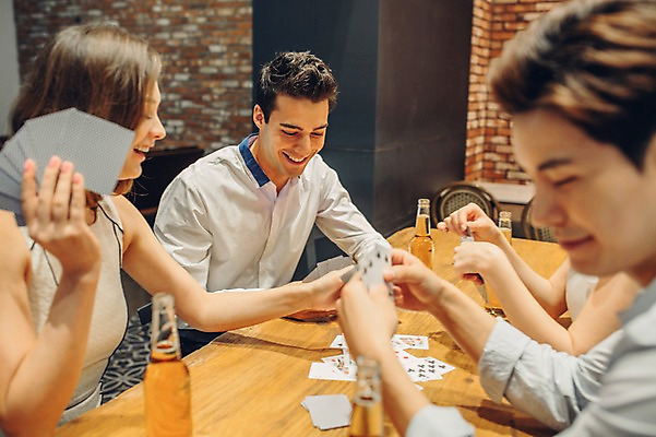 포토 JPG 백인 여자 남자 놀이 맥주 병맥주 실내 미소 여러명 20대 성인 친구 한국인 게임 트럼프 선술집 포커 청년만 성인만 국내포토 서양인 다수 관계 주류 표정 사람 동양인 청년 내부 놀이용품 술집 파일형식