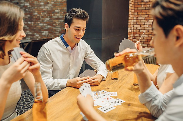 포토 JPG 백인 여자 남자 놀이 맥주 병맥주 실내 여러명 20대 성인 친구 한국인 마시기 게임 트럼프 선술집 포커 청년만 성인만 국내포토 서양인 다수 관계 모션 주류 사람 동양인 청년 내부 놀이용품 술집 파일형식