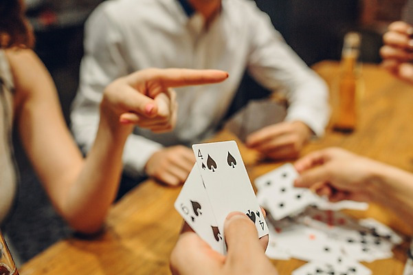 포토 JPG 백인 손 여자 남자 놀이 실내 여러명 상반신 20대 성인 아웃포커스 신체부위 한국인 게임 가리킴 트럼프 선술집 포커 국내포토 서양인 다수 촬영기법 사람 동양인 손짓 청년 내부 놀이용품 술집 파일형식