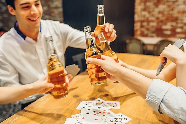 포토 JPG 백인 손 여자 남자 놀이 맥주 병맥주 실내 여러명 20대 성인 신체부위 친구 한국인 게임 트럼프 선술집 건배 포커 국내포토 서양인 다수 관계 주류 사람 동양인 청년 내부 놀이용품 술집 파일형식