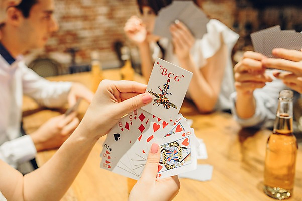 포토 JPG 백인 손 여자 남자 놀이 맥주 병맥주 실내 여러명 20대 성인 아웃포커스 신체부위 친구 한국인 게임 트럼프 선술집 포커 조커 국내포토 서양인 다수 관계 주류 촬영기법 사람 동양인 청년 내부 놀이용품 술집 파일형식