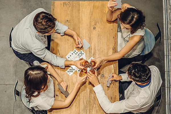 포토 JPG 백인 여자 남자 놀이 맥주 병맥주 실내 여러명 20대 성인 친구 하이앵글 한국인 게임 트럼프 선술집 건배 포커 청년만 성인만 국내포토 서양인 뷰포인트 다수 관계 주류 사람 동양인 청년 내부 놀이용품 술집 파일형식