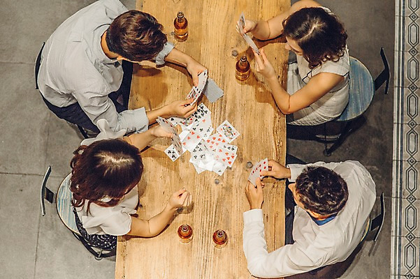 포토 JPG 백인 여자 남자 놀이 맥주 병맥주 실내 여러명 20대 성인 친구 하이앵글 한국인 게임 트럼프 선술집 포커 청년만 성인만 국내포토 서양인 뷰포인트 다수 관계 주류 사람 동양인 청년 내부 놀이용품 술집 파일형식