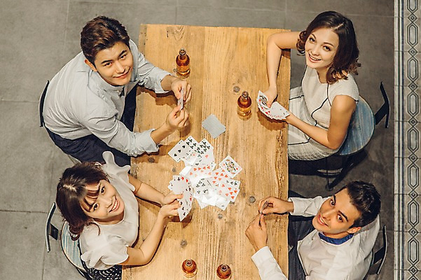 포토 JPG 백인 여자 남자 놀이 맥주 병맥주 실내 미소 여러명 20대 성인 친구 하이앵글 한국인 올려보기 게임 트럼프 선술집 포커 청년만 성인만 국내포토 서양인 뷰포인트 다수 관계 모션 주류 표정 사람 동양인 청년 내부 놀이용품 술집 파일형식