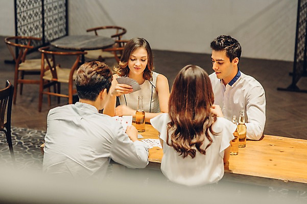 포토 JPG 백인 여자 남자 놀이 맥주 병맥주 실내 여러명 20대 성인 친구 한국인 게임 트럼프 선술집 포커 청년만 성인만 국내포토 서양인 다수 관계 주류 사람 동양인 청년 내부 놀이용품 술집 파일형식