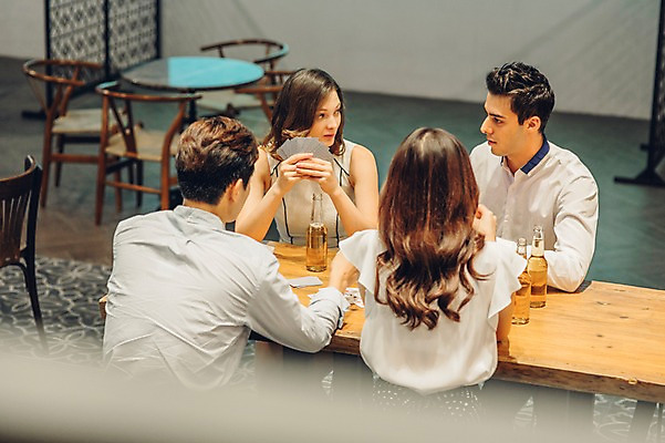 포토 JPG 백인 여자 남자 놀이 맥주 병맥주 실내 여러명 20대 성인 친구 마주보기 한국인 게임 트럼프 선술집 포커 청년만 성인만 국내포토 서양인 다수 관계 모션 주류 사람 동양인 청년 내부 놀이용품 술집 파일형식