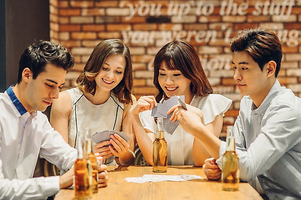 포토 JPG 백인 여자 남자 놀이 맥주 병맥주 실내 미소 앉기 여러명 상반신 20대 성인 친구 한국인 게임 트럼프 선술집 포커 청년만 성인만 국내포토 서양인 다수 관계 모션 주류 표정 사람 동양인 청년 내부 놀이용품 술집 파일형식