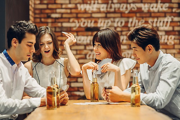 포토 JPG 백인 여자 남자 놀이 맥주 병맥주 실내 미소 앉기 여러명 상반신 20대 성인 친구 한국인 게임 트럼프 선술집 좌절 포커 청년만 성인만 국내포토 서양인 감정 다수 컨셉 관계 모션 주류 표정 사람 동양인 청년 내부 놀이용품 술집 파일형식