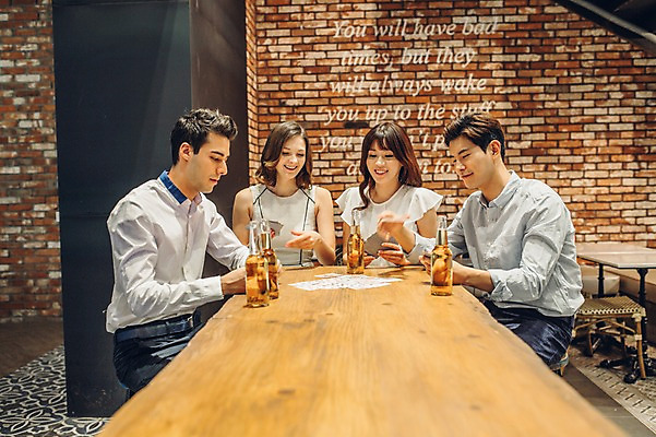 포토 JPG 백인 여자 남자 놀이 맥주 병맥주 실내 미소 앉기 여러명 상반신 20대 성인 친구 한국인 게임 트럼프 선술집 포커 청년만 성인만 국내포토 서양인 다수 관계 모션 주류 표정 사람 동양인 청년 내부 놀이용품 술집 파일형식