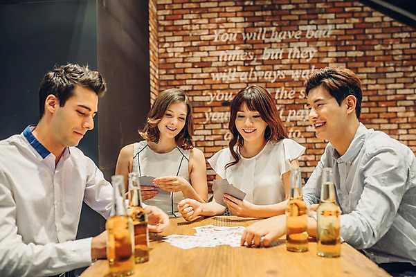 포토 JPG 백인 여자 남자 놀이 맥주 병맥주 실내 미소 앉기 여러명 상반신 20대 성인 친구 한국인 게임 트럼프 선술집 포커 청년만 성인만 국내포토 서양인 다수 관계 모션 주류 표정 사람 동양인 청년 내부 놀이용품 술집 파일형식