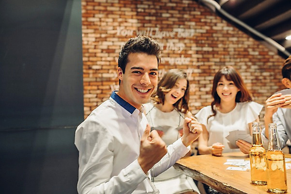 포토 JPG 백인 여자 남자 놀이 맥주 병맥주 실내 미소 앉기 여러명 상반신 20대 성인 친구 주먹 한국인 게임 트럼프 선술집 포커 청년만 성인만 국내포토 서양인 다수 관계 모션 주류 표정 사람 동양인 청년 내부 놀이용품 술집 파일형식