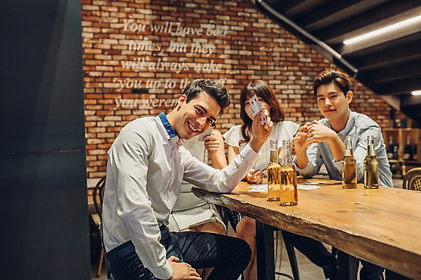 포토 JPG 백인 여자 남자 놀이 맥주 병맥주 실내 미소 앉기 여러명 상반신 20대 성인 친구 한국인 게임 트럼프 선술집 포커 청년만 성인만 국내포토 서양인 다수 관계 모션 주류 표정 사람 동양인 청년 내부 놀이용품 술집 파일형식