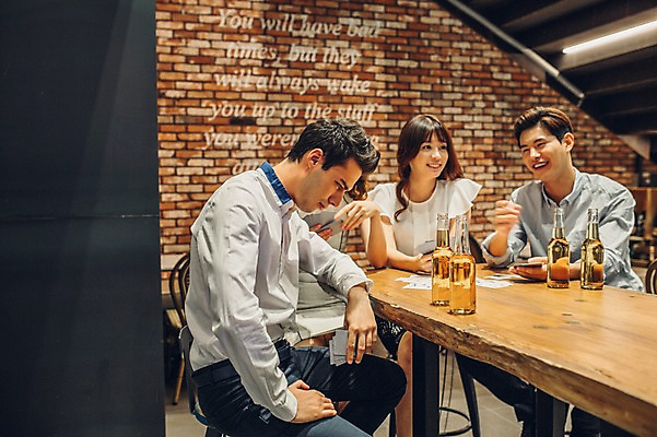 포토 JPG 백인 여자 남자 놀이 맥주 병맥주 실내 미소 앉기 여러명 상반신 20대 성인 친구 한국인 게임 트럼프 선술집 좌절 포커 청년만 성인만 국내포토 서양인 감정 다수 컨셉 관계 모션 주류 표정 사람 동양인 청년 내부 놀이용품 술집 파일형식