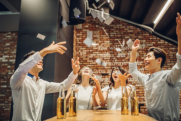 포토 JPG 백인 여자 남자 놀이 날리기 맥주 병맥주 실내 앉기 여러명 상반신 20대 성인 친구 한국인 게임 트럼프 선술집 뿌리기 포커 청년만 성인만 국내포토 서양인 다수 관계 모션 주류 사람 동양인 청년 내부 놀이용품 술집 파일형식