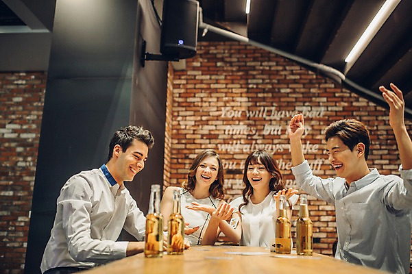 포토 JPG 백인 여자 남자 놀이 맥주 병맥주 실내 미소 앉기 여러명 상반신 20대 성인 친구 손들기 만세 한국인 게임 트럼프 선술집 포커 청년만 성인만 국내포토 서양인 다수 관계 모션 주류 표정 사람 동양인 청년 내부 놀이용품 술집 파일형식
