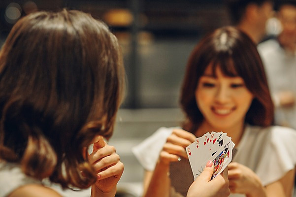 포토 JPG 백인 여자 놀이 실내 상반신 20대 성인 두명 아웃포커스 친구 한국인 게임 트럼프 선술집 포커 성인여자만 청년여자만 국내포토 서양인 관계 촬영기법 사람 동양인 청년 내부 놀이용품 술집 여자만 청년만 성인만 파일형식