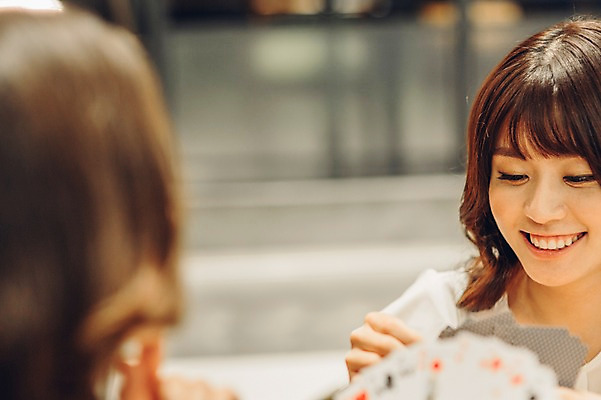 포토 JPG 백인 여자 놀이 실내 미소 상반신 20대 성인 두명 아웃포커스 친구 한국인 게임 트럼프 선술집 포커 성인여자만 청년여자만 국내포토 서양인 관계 촬영기법 표정 사람 동양인 청년 내부 놀이용품 술집 여자만 청년만 성인만 파일형식