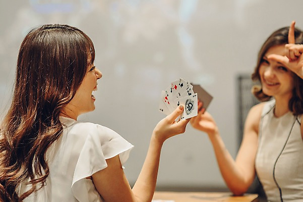 포토 JPG 백인 여자 놀이 실내 웃음 상반신 20대 성인 두명 친구 한국인 게임 트럼프 선술집 포커 성인여자만 청년여자만 국내포토 서양인 관계 표정 사람 동양인 청년 내부 놀이용품 술집 여자만 청년만 성인만 파일형식