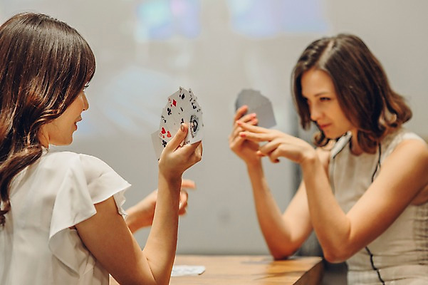 포토 JPG 백인 여자 놀이 실내 상반신 20대 성인 두명 친구 한국인 게임 트럼프 선술집 포커 성인여자만 청년여자만 국내포토 서양인 관계 사람 동양인 청년 내부 놀이용품 술집 여자만 청년만 성인만 파일형식