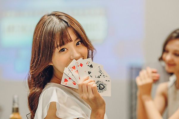 포토 JPG 백인 여자 놀이 실내 상반신 20대 성인 두명 친구 한국인 게임 트럼프 선술집 포커 입가림 성인여자만 청년여자만 국내포토 서양인 관계 사람 동양인 청년 내부 놀이용품 가림 술집 여자만 청년만 성인만 파일형식