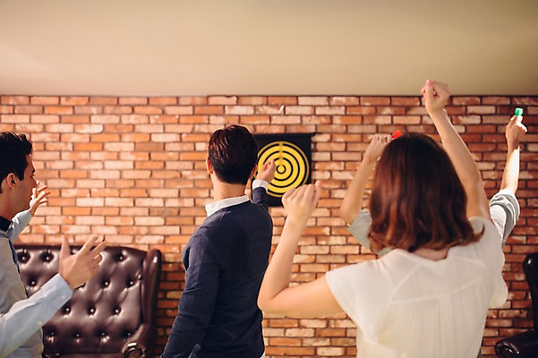 포토 JPG 백인 여자 남자 응원 놀이 실내 여러명 상반신 20대 성인 뒷모습 친구 한국인 게임 선술집 다트 조준 청년만 국내포토 서양인 뷰포인트 다수 관계 사람 동양인 청년 내부 술집 성인만 파일형식