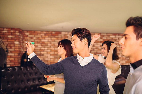 포토 JPG 백인 여자 남자 놀이 실내 여러명 상반신 20대 성인 옆모습 친구 한국인 게임 선술집 다트 조준 다트핀 청년만 국내포토 서양인 뷰포인트 다수 관계 사람 동양인 청년 내부 술집 성인만 파일형식