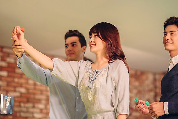 포토 JPG 백인 여자 남자 놀이 실내 미소 상반신 20대 성인 옆모습 세명 친구 한국인 게임 선술집 다트 조준 다트핀 청년만 국내포토 서양인 뷰포인트 관계 표정 사람 동양인 청년 내부 술집 성인만 파일형식