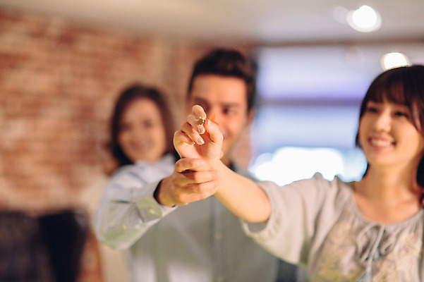 포토 JPG 백인 손 여자 남자 놀이 실내 상반신 20대 성인 아웃포커스 신체부위 세명 친구 한국인 게임 선술집 다트 조준 다트핀 국내포토 서양인 관계 촬영기법 사람 동양인 청년 내부 술집 파일형식