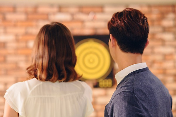 포토 JPG 백인 여자 남자 놀이 실내 상반신 20대 성인 두명 뒷모습 아웃포커스 친구 한국인 게임 선술집 다트 청년만 국내포토 서양인 뷰포인트 관계 촬영기법 사람 동양인 청년 내부 술집 성인만 파일형식