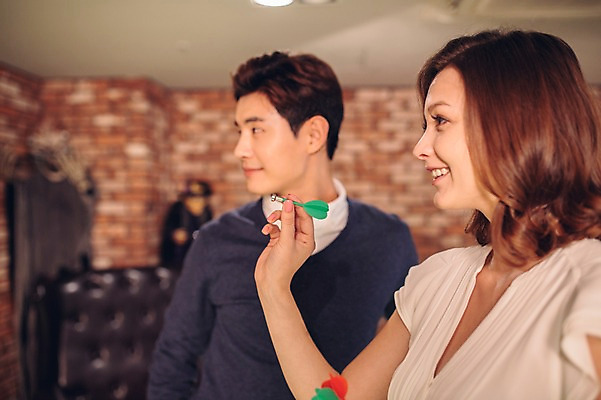 포토 JPG 백인 여자 남자 놀이 실내 미소 상반신 20대 성인 두명 옆모습 친구 한국인 게임 선술집 다트 조준 다트핀 청년만 국내포토 서양인 뷰포인트 관계 표정 사람 동양인 청년 내부 술집 성인만 파일형식