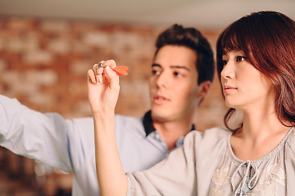 포토 JPG 백인 여자 남자 놀이 실내 상반신 20대 성인 두명 옆모습 친구 한국인 게임 선술집 다트 조준 다트핀 청년만 국내포토 서양인 뷰포인트 관계 사람 동양인 청년 내부 술집 성인만 파일형식