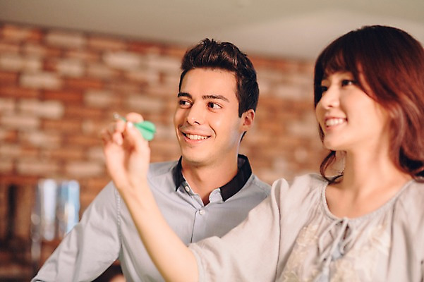 포토 JPG 백인 여자 남자 놀이 실내 미소 상반신 20대 성인 두명 옆모습 친구 한국인 게임 선술집 다트 조준 다트핀 청년만 국내포토 서양인 뷰포인트 관계 표정 사람 동양인 청년 내부 술집 성인만 파일형식