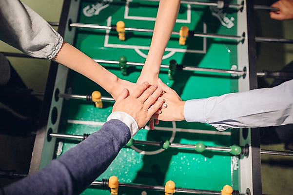 포토 JPG 백인 손 여자 남자 놀이 실내 여러명 20대 성인 신체부위 친구 파이팅 한국인 선술집 손모으기 축구게임 국내포토 서양인 다수 관계 모션 사람 동양인 손짓 청년 내부 게임 술집 파일형식