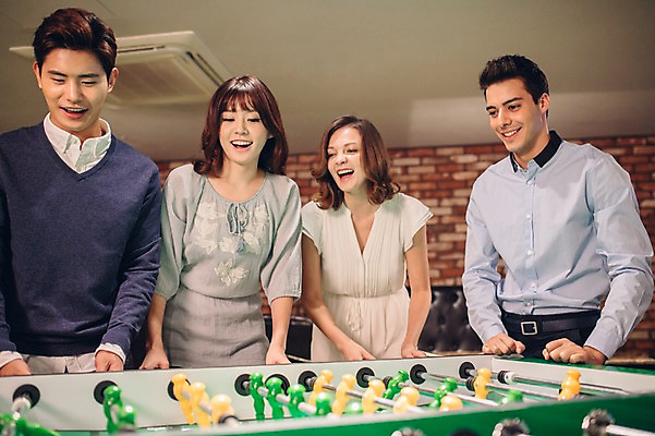 포토 JPG 백인 여자 남자 놀이 실내 여러명 상반신 20대 성인 앞모습 친구 한국인 선술집 축구게임 청년만 성인만 국내포토 서양인 뷰포인트 다수 관계 사람 동양인 청년 내부 게임 술집 파일형식