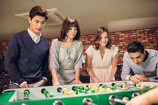 포토 JPG 백인 여자 남자 놀이 실내 여러명 상반신 20대 성인 앞모습 친구 한국인 선술집 축구게임 청년만 성인만 국내포토 서양인 뷰포인트 다수 관계 사람 동양인 청년 내부 게임 술집 파일형식