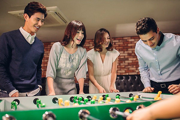 포토 JPG 백인 여자 남자 놀이 실내 여러명 상반신 20대 성인 앞모습 친구 한국인 선술집 축구게임 청년만 성인만 국내포토 서양인 뷰포인트 다수 관계 사람 동양인 청년 내부 게임 술집 파일형식