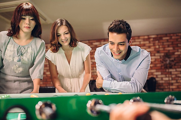 포토 JPG 백인 여자 남자 놀이 실내 미소 상반신 20대 성인 앞모습 세명 친구 한국인 게임 선술집 축구게임 청년만 성인만 국내포토 서양인 뷰포인트 관계 표정 사람 동양인 청년 내부 술집 파일형식